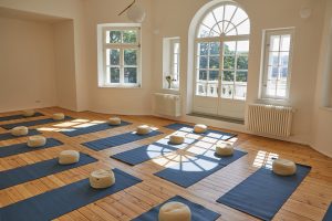 Seminarraum mit Yogamatten